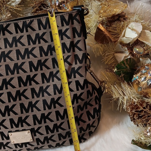 Michael Kors Big Valley Shoulder Bag - Picture 10 of 10